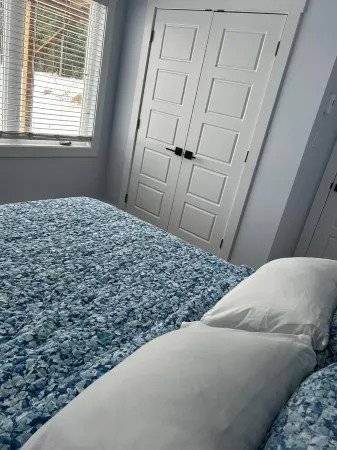 Abby's Place Fredericton Отели рядом с достопримечательностью «Университет Нью Брансуик»