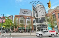 Luxury Downtown Ocean+Mountain views A/C Comfort Pool / hot tub/ sauna/ gym