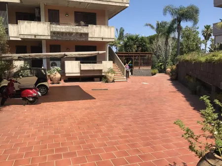 Capomulini villa with private garden, descent to the sea and seasonal swimming pool.