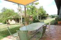 Gîte au Calme Près de Toulouse, Auch. Jeux Pour Enfants et Ados. Idéal Familles Hotels in Monferran-Savès