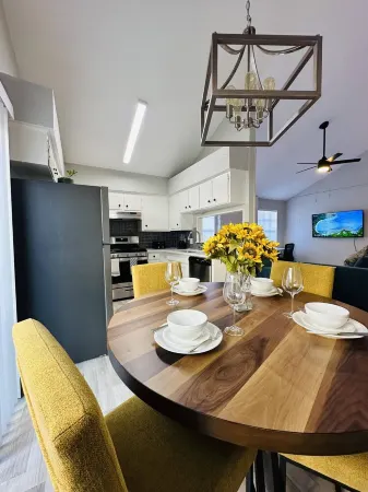 Updated 2/2 East Central Austin.Also short term monthly for less. Отели рядом с достопримечательностью «Остин Хинду Темпл & Комм Сентер»