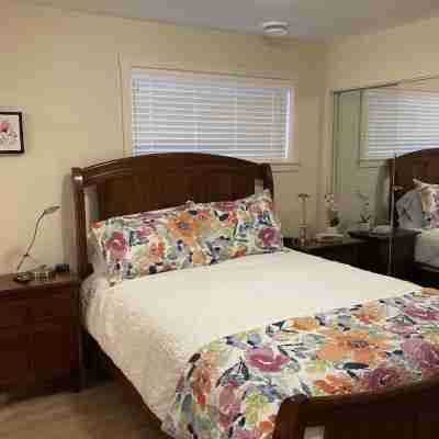Bright Poolside 2 Bed, 2 Bath Walkout Basement Suite Rooms