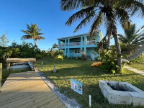 Canal Front Private Home in Treasure Cay, Bahamas with Dock Hotel di 