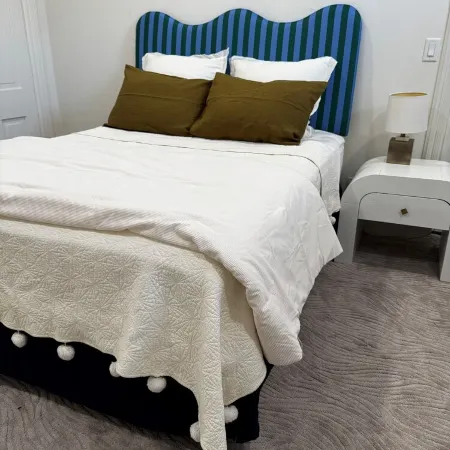 Sun-Filled 1 Bedroom Overlooking Water Street - No Cleaning Fee Отели в г. Декора