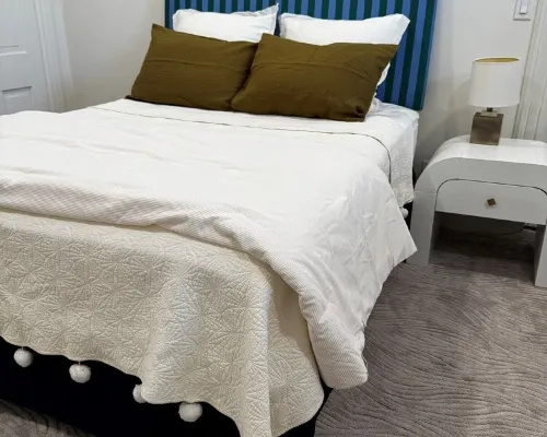 Sun-Filled 1 Bedroom Overlooking Water Street - No Cleaning Fee فنادق في ديكوراه