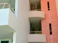 Spacious 3 bedrooms penthouse, near Combate Beach: Pools, Fun & Amazing Sunsets Hotels in Pole Ojea