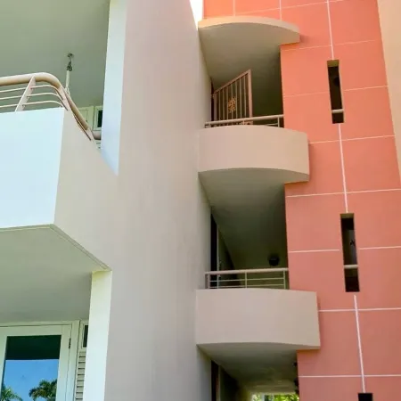 Spacious 3 bedrooms penthouse, near Combate Beach: Pools, Fun & Amazing Sunsets