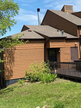 Lakeside Lair; cozy Lake Superior waterfront retreat with views!