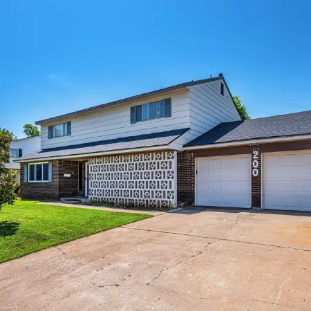 30 Min to OU!  Spacious 5 Bedroom Home with Private Pool and Hot Tub