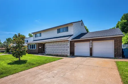 30 Min to OU!  Spacious 5 Bedroom Home with Private Pool and Hot Tub