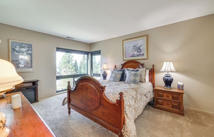 1 Mi to Lake Tahoe: Home w/ Hot Tub & Decks