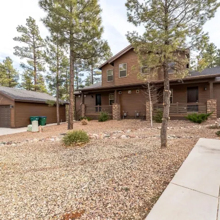 Scenic Golf Retreat With Modern Comforts & Fireplace 4 Bedroom Townhouse