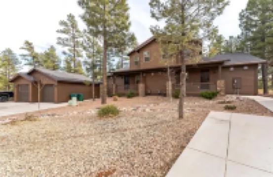 Scenic Golf Retreat With Modern Comforts & Fireplace 4 Bedroom Townhouse