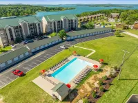 On the Rocks 3 Bedroom Condo by RedAwning - Homestays