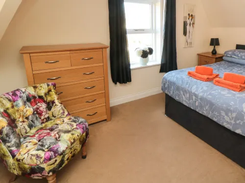 Carisbrooke House, Apartment 6