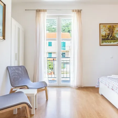 Stone house Dragan in the very center, with pool table, two balconies and the sea view