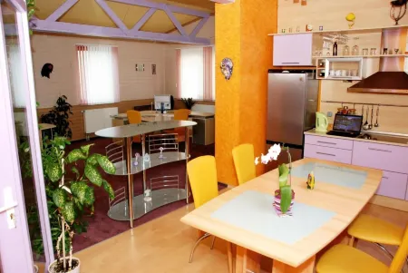 Guest House LT Отели рядом с достопримечательностью «Костел Воскресения Христа»