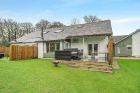 Rowan - Woodland Cottages فنادق في Claife