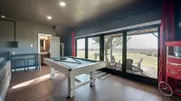 Private Guesthouse with Deluxe Home Theater 1 Bedroom Home by RedAwning Các khách sạn ở Waxahachie