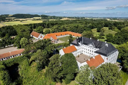 Dragsholm Slot Hotels in Horve