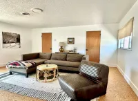 Summer House: 3-bedroom with WiFi, AC in Marfa