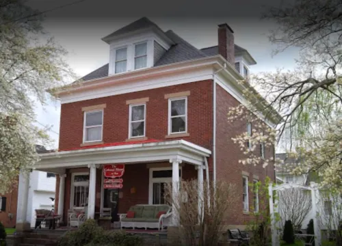 Colonial House on Main Hotels in Ligonier