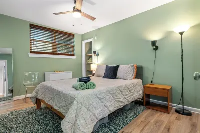 Modern 1BR Retreat Perfect for Long Term Stays Hotels near Party Room