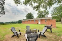 Family-Friendly de Kalb Getaway w/ Fire Pit! - 2-Star