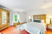 Idyllic Vermont Farmhouse: Mtn Views on 200 Acres! - parking