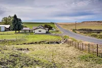 Farmhouse in Country Setting Near Gravity Hill - parking