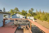 Waterfront Mariposa Vacation Rental w/ Hot Tub - Homestays
