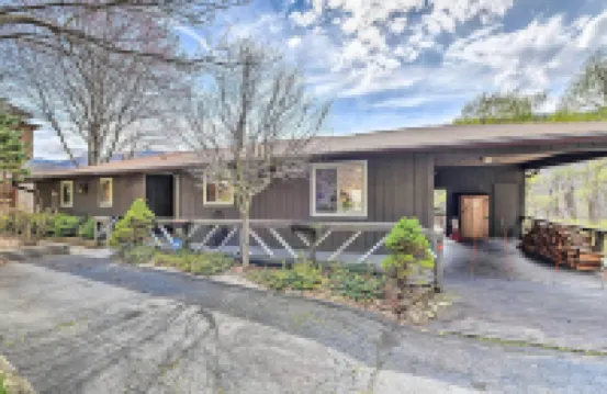 Best Location - Maggie Valley Cabin w/ Hot Tub!