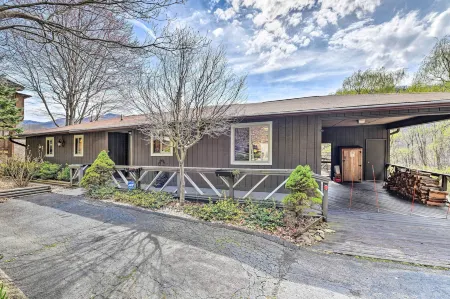 Best Location - Maggie Valley Cabin w/ Hot Tub!