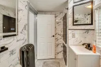 11 Mi to Manhattan: Pet-Friendly Duplex w/ Yard! Hotels in Teaneck