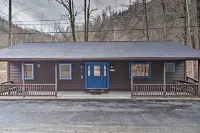 埃爾金斯河畔住宅，帶壁爐和甲板! - 停車場