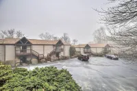 Hike, Ski & More! Modern Sugar Mtn Condo w/ Deck - 3つ星