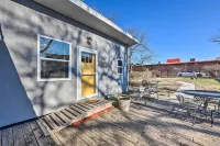 1 Mi to Dtwn Rogers: Convenient Getaway w/ Patio - Homestays