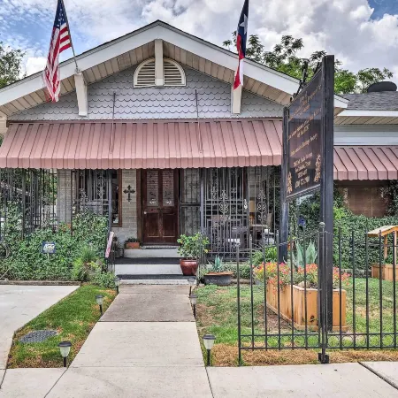 San Antonio Rental w/ Courtyard: Walk to Riverwalk