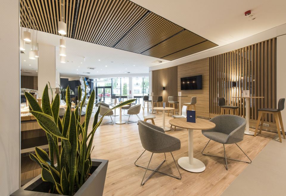 4. 홀리데이 인 익..