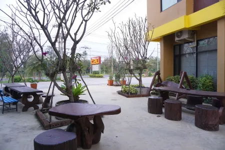 C2U Hotel Uthai Thani - Adults Only Отели в г. Утай-Тани