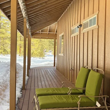 Cozy Cabin with wrap around porch. Walking distance to Chalet View Lodge.