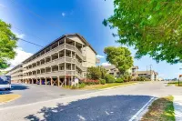 Spacious Modern Condo - 1st Floor - One Block to the Beach -  Ferienwohnungen