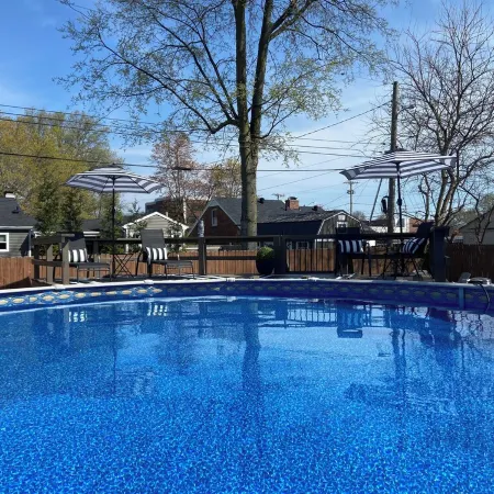 Hot tub/pool/firepit/ 3 bedroom Home center of town 2 Livingroom's sleeps 12