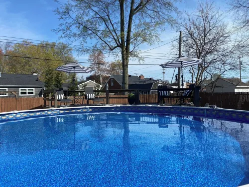 Hot tub/pool/firepit/ 3 bedroom Home center of town 2 Livingroom's sleeps 12