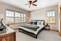 Exquisite Mountain Retreat with Private Hot Tub and Stunning Views - Luxurious Haven