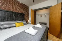 Stylish Getaway with Spacious Living Area - Cozy Urban Retreat