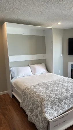 Salt + Cedar l Coastal Retreat Отели рядом с достопримечательностью «Jetty Marina»