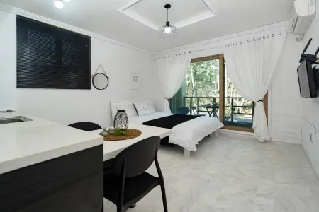 Taean J Story Pension Отели рядом с достопримечательностью «Ch'ŏngp'odae-haesuyokchang»