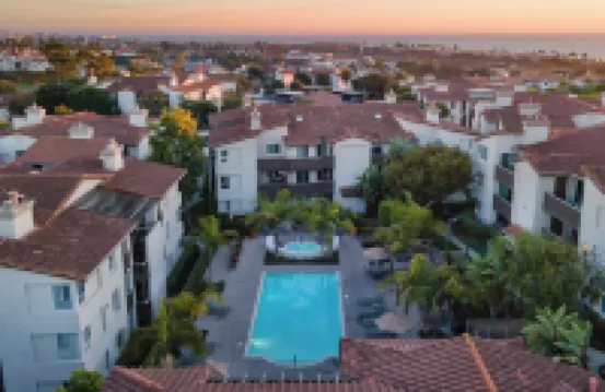 Walk to Beach Pool, Hot Tub, Private Patio, Parking Seabreeze Retreat