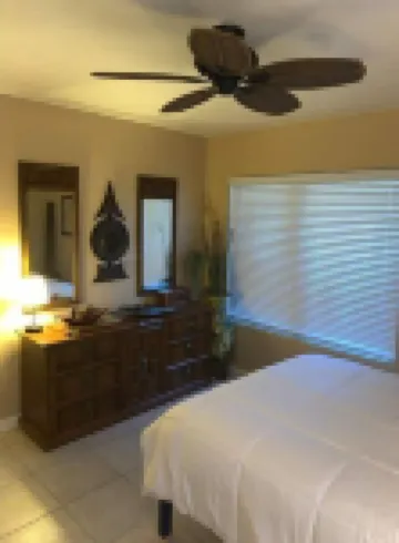 Captin' Joe's Tropical Palm Beach Hot Tub Hideaway